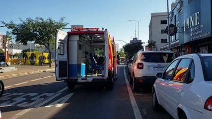 Idoso fica ferido ao ser atingido por escada na Avenida Brasil