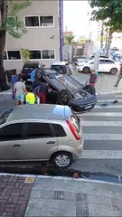 Carro capota após colisão na Ponta Verde, em Maceió