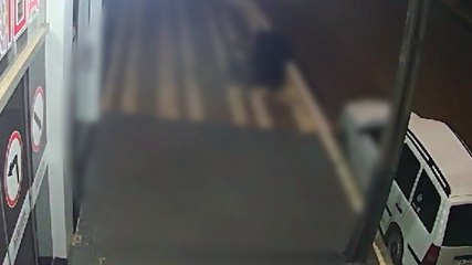 Câmera mostra movimentação nas proximidades de farmácia que foi arrombada na Avenida Brasil