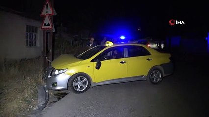 Elazığ'da evinin önünde yürüyen kadına otomobil çarptı, 2 kişi yaralandı