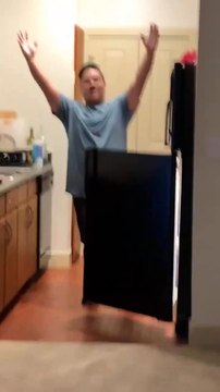 Colocataire salue son colocataire après le travail