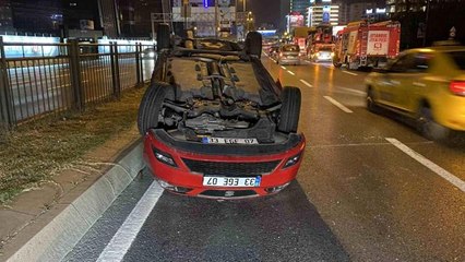 Zincirlikuyu'da Otomobil Taksiye Çarptı: 2 Yaralı