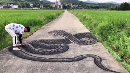 Vẽ con rắn khổng lồ làm mọi người hoảng sợ
