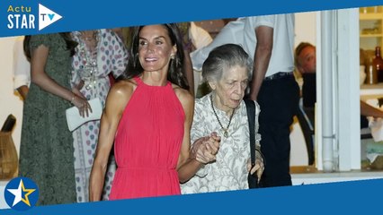 Letizia d'Espagne bronzée et musclée comme jamais avec ses filles très stylées  la famille royale d