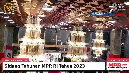 Momen Megawati Rapikan Dasi Firli Bahuri saat Tiba di Gedung DPR