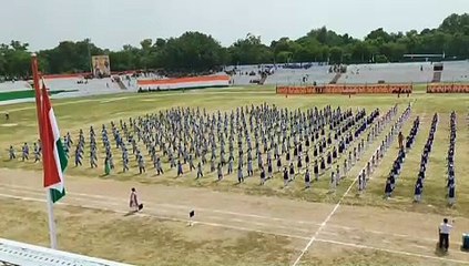 स्वतंत्रता दिवस पर लगभग एक हज़ार बच्चो ने दी सामूहिक व्यायाम की प्रस्तुति,देखे वीडियो