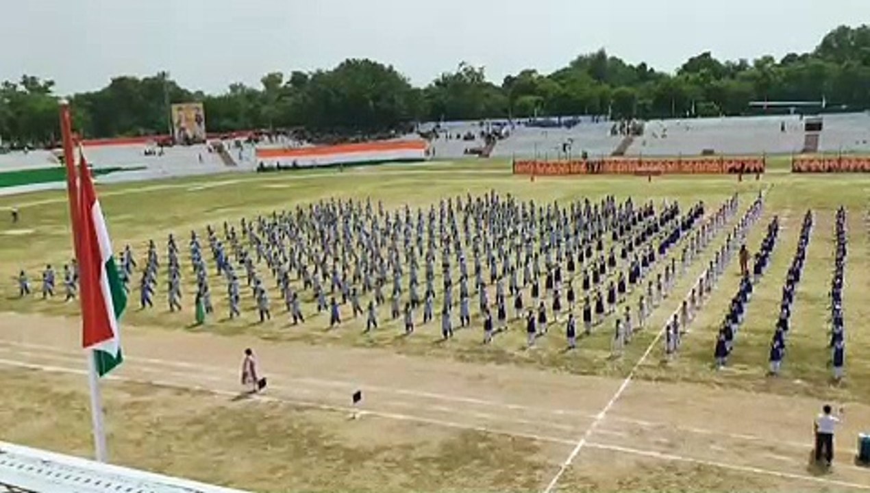 स्वतंत्रता दिवस पर लगभग एक हज़ार बच्चो ने दी सामूहिक व्यायाम की प्रस्तुति,देखे वीडियो