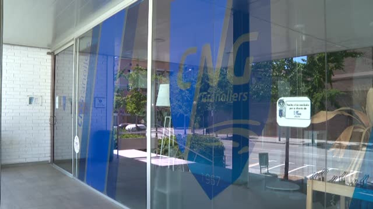 Una niña de cuatro años en estado crítico tras ahogarse en la piscina del club de natación de Granollers