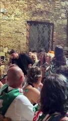 Palio, Gianna Nannini canta con le donne dell'Oca alla cena della prova generale