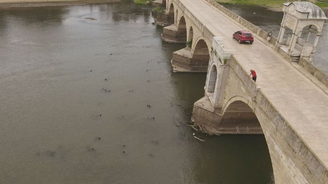 Kuraklık nedeniyle tarihi köprünün ayakları ortaya çıktı