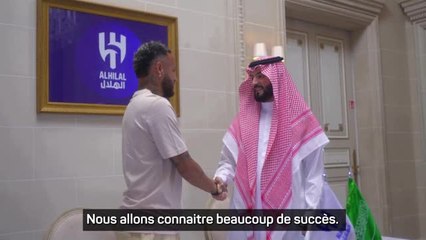 Al Hilal - Neymar pose avec son nouveau maillot