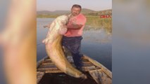 Boyundan büyük yayın balığı yakaladı