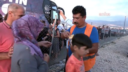 Depremin yıktığı Hatay'da çile bitmedi! Bir kap yemek için 1 kilometre kuyruk
