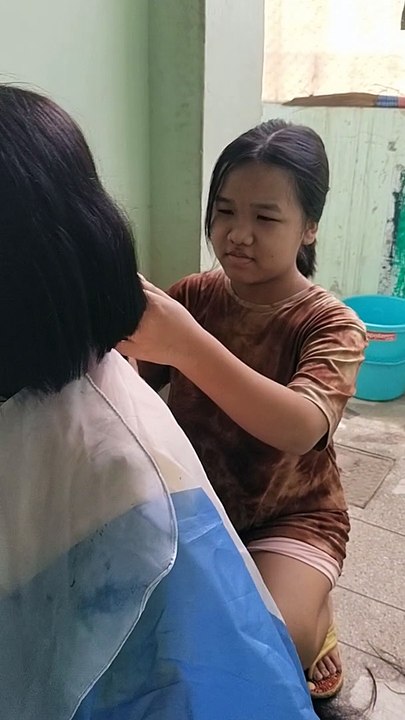 My sister Salon- Cutting mon hair with new style 2023 #foryou #salon #cute #hairstyle