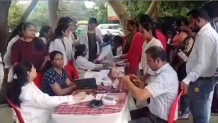उज्जैन: आयुर्वेदिक डॉक्टरों ने पेड़ के नीचे लगाई ओपीडी, अनोखे ढंग से किया विरोध