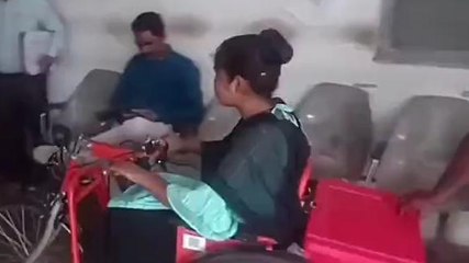 झाबुआ : दिव्यांग युवती को मिली बैटरी की ट्राई साइकिल तो शुरू हुआ कॉलेज जाना