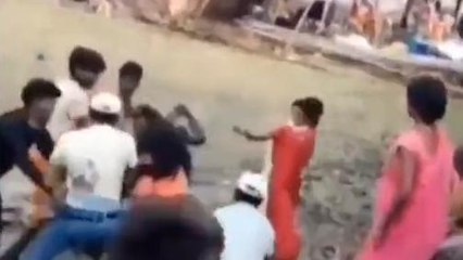 मोबाइल चोरी के आरोप में एक ही परिवार पर लाठी डंडो की बरसात, देखें वायरल वीडियो