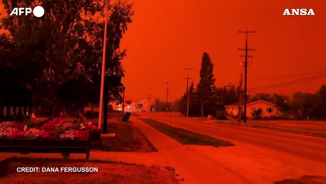Incendi in Canada, il cielo si colora di rosso a Fort Smith