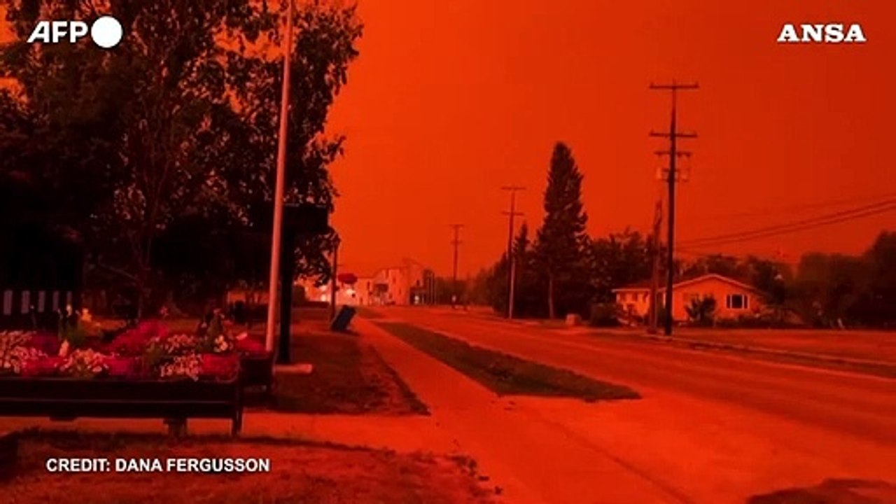 Incendi in Canada, il cielo si colora di rosso a Fort Smith