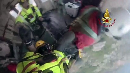 Скачать видео: Ballabio, due escursionisti bloccati in alta quota: il video spettacolare del salvataggio in elicottero