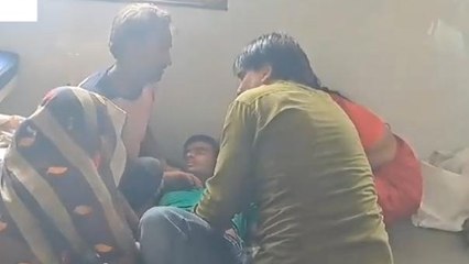 छतरपुर: युवक ने गले में डाला सर्प, डसा तो हालत हुई गंभीर
