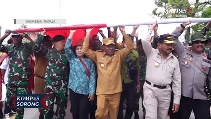 Ribuan  Masyarakat Papua Pegunungan Bentangkan Bendera Dua Ribu Meter di Jalan