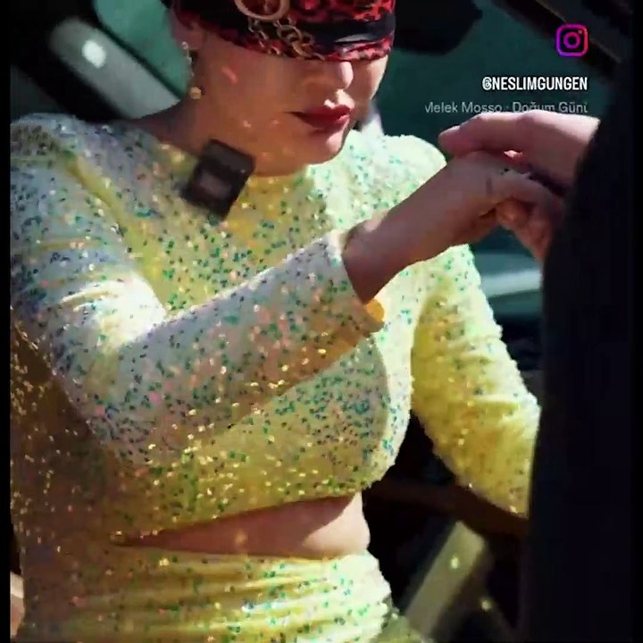 Eşinin hediye aldığı eski model arabayı görünce morali bozuldu...  Arkadan Lamborghini çıkınca havalara uçtu