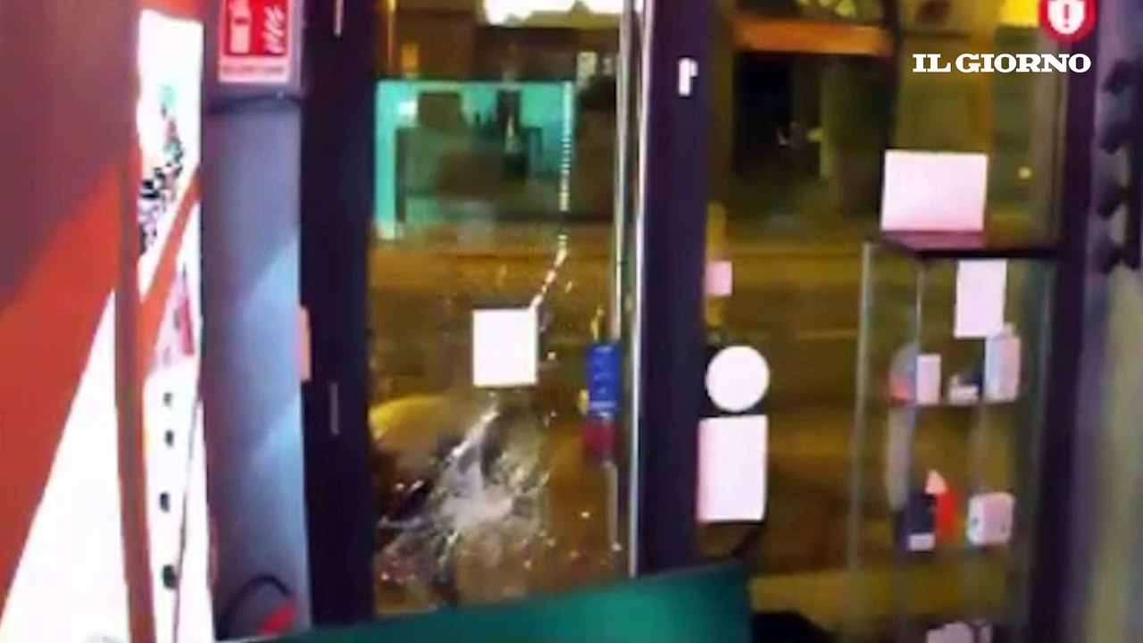 Carobbio, spacca le vetrine di un negozio di sigarette e scappa quando suona l?allarme: il video