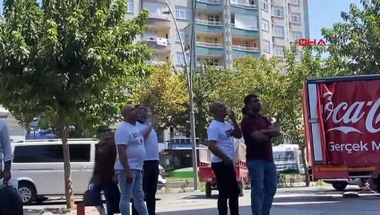 Alpiniste essuyant les fenêtres des immeubles de grande hauteur à Batman