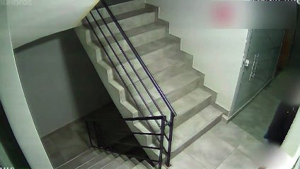 Vizinho assedia mulher, se masturba e deixa vítima aflita em prédio