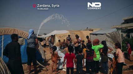 NoComment | Agua para aliviar los más de 40 grados en los campos de desplazados en Siria