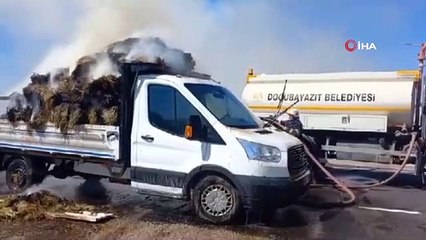 Ağrı'da Saman Yüklü Kamyonetin İçindeki Samanlar Küle Döndü