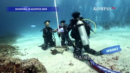 Begini Momen Upacara Pengibaran Bendera Merah Putih di Laut Papua