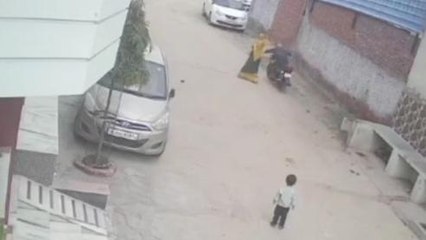 मांडल: मंदिर जा रही महिला से बाइक सवार ने लूटा मोबाइल, देखिए सीसीटीवी फुटैज