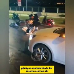 Sulama yapan personel yolları ıslatınca motorlu gençler kaza yaptı