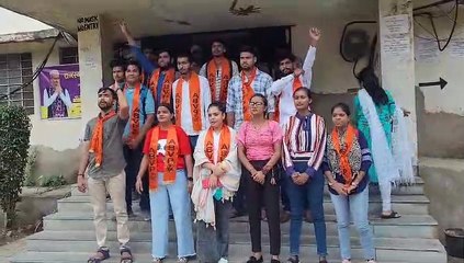 छात्रसंघ चुनाव पर रोक के विरोध में एबीवीपी कार्यकर्ताओ ने किया प्रदर्शन, देखे वीडियो