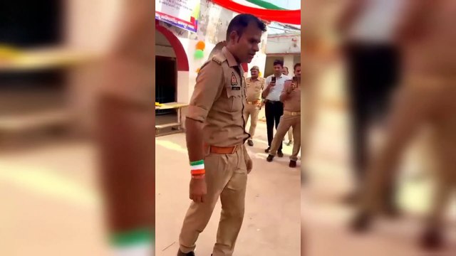 Kanpur News: जलवा तेरा जलवा पर झूम के नाचा कॉन्स्टेबल, वायरल हुआ वीडियो
