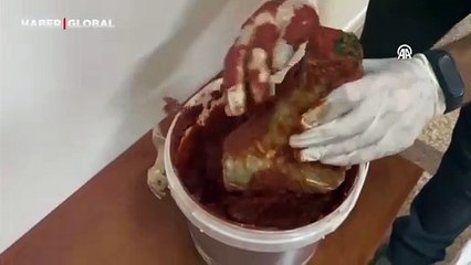 Şoke eden anlar: Salça kovasında gizlenmiş halde bulundu