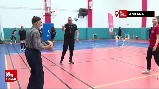 Ankaralı Yılmaz amca, engelli torunu için voleybol antrenmanı yapıyor