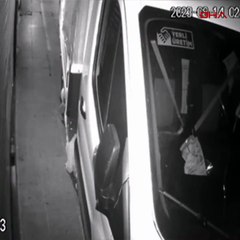 Sürünerek mağazaya girip soygun yaptılar