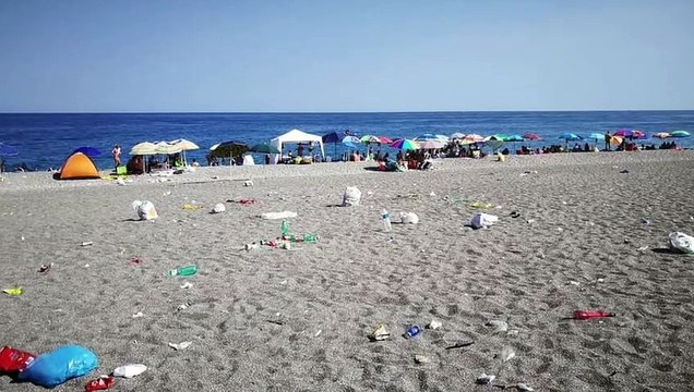 Rifiuti in spiaggia a Fondachello di Mascali e sul lungomare va in scena il salto della spazzatura