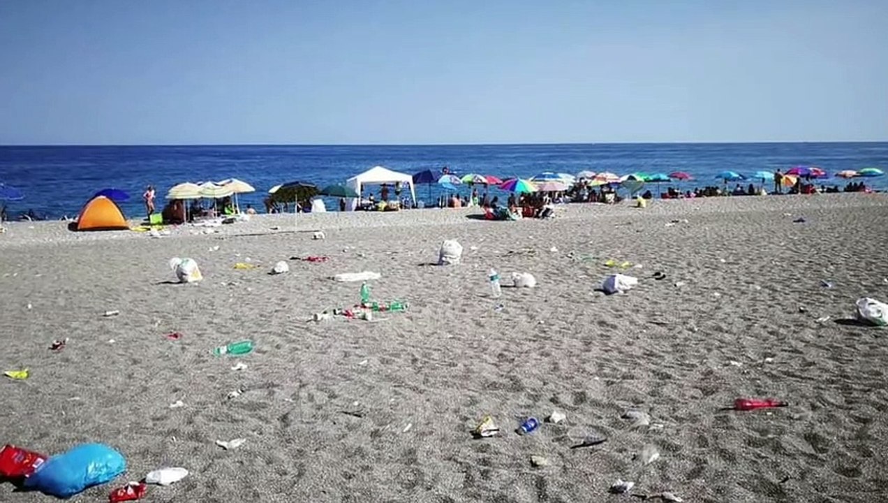 Rifiuti in spiaggia a Fondachello di Mascali e sul lungomare va in scena il "salto della spazzatura"