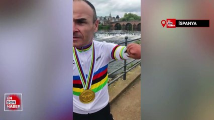 Ampute Dünya Şampiyonu kendisine hediye edilen saatle poz verdi