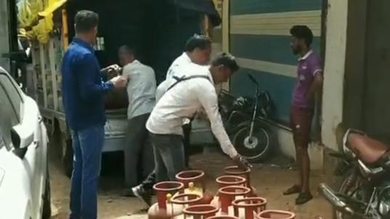 नर्मदापुरम: पब्लिकवाइब की खबर का बड़ा असर,खाद्य विभाग का गैस एजेंसी पर छापा