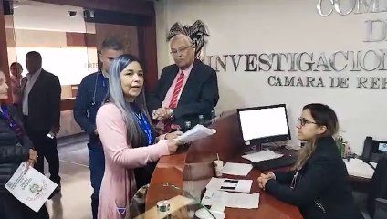 Se entregan firmas para solicitar inicio de juicio político a Gustavo Petro