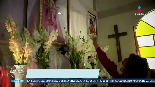 Peregrinos rompen rocas como ofrenda para la Virgen de Urkupiña