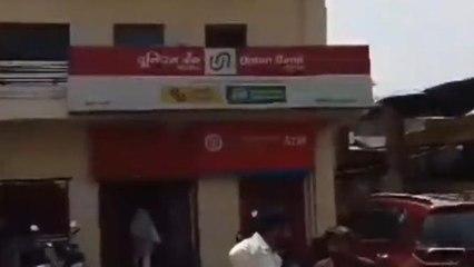 रीवा: ग्राहक सेवा केंद्रों मे वसूले जा रहे हैं पैसे, खाताधारकों ने लगाए गंभीर आरोप