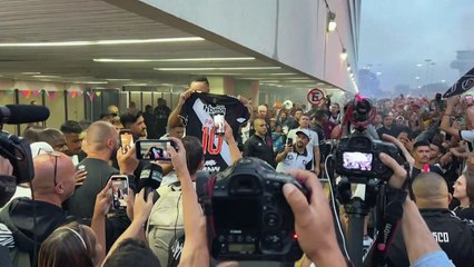 Torcida do Vasco recebe Payet com festa no Galeão