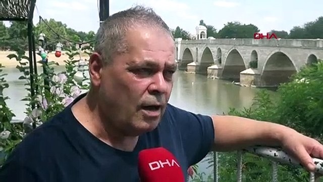 En raison de la sécheresse, les pieds du pont historique de Meriç sont restés immergés dans l'eau.