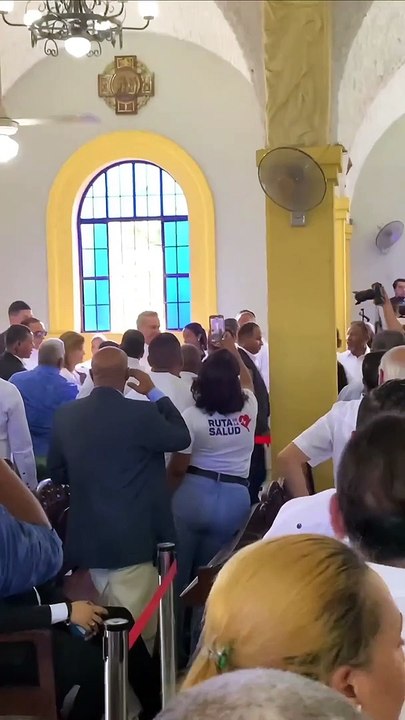 Presidente Luis Abinader llega a la iglesia en San Cristóbal